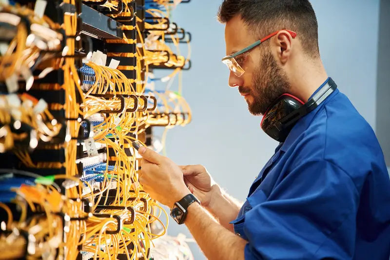 Técnico instalando fibra óptica