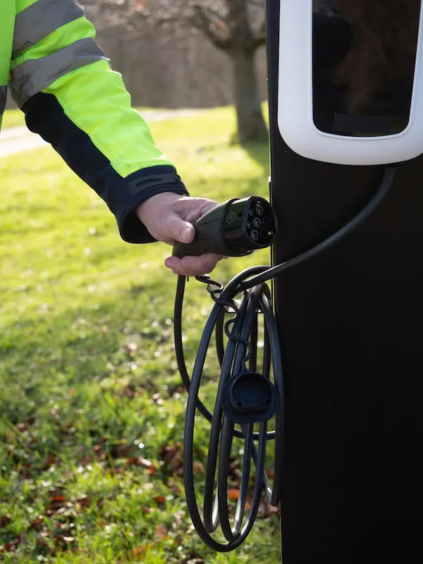 Instalación de cargador eléctrico para coche por técnico de Grupo Darzack