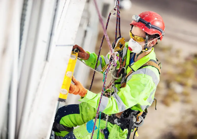 Técnicos ejecutando trabajos verticales en altura