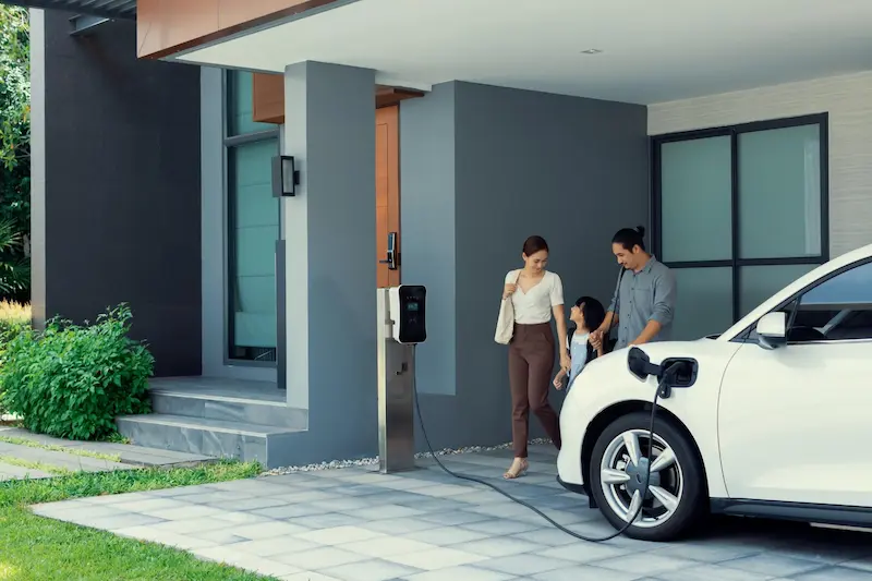 Cargador eléctrico instalado en vivienda unifamiliar