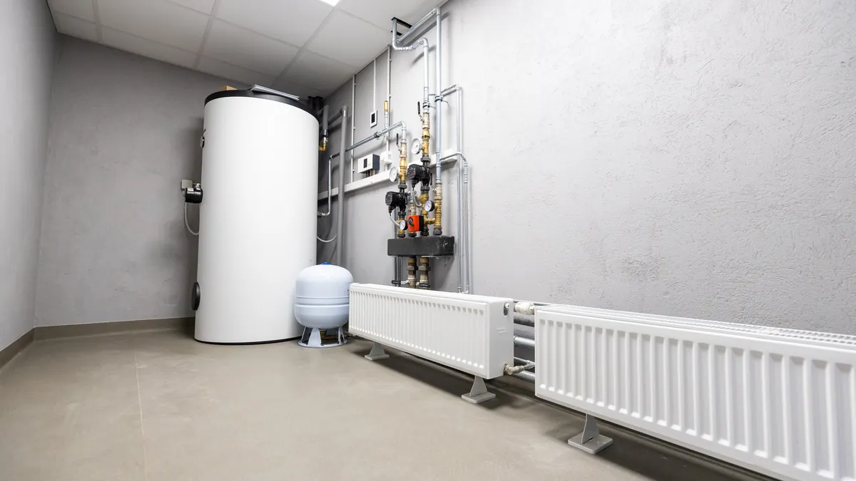 Depósito de agua caliente de una instalación de aerotermia en un cuarto técnico